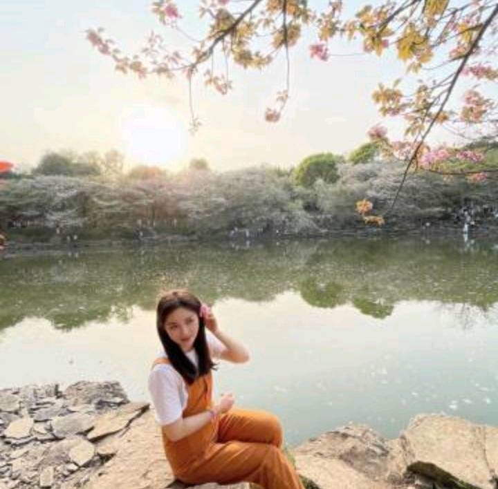 高挑性感主动美女